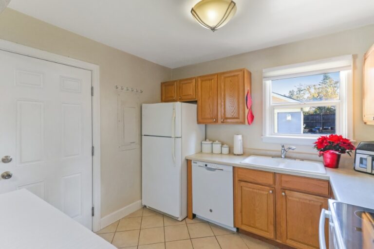 2315 Mountain View Ave W Kitchen 2 768x512