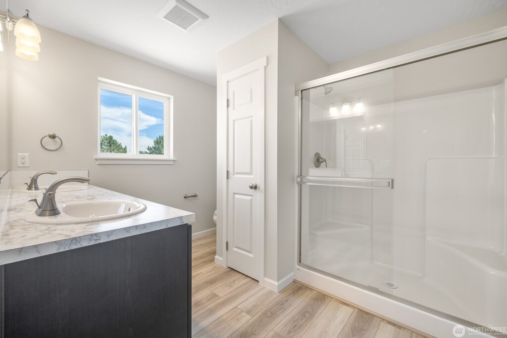 25603 S Finley S Kennewick Primary Bathroom 1024x683