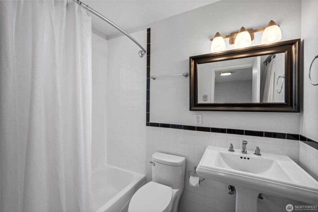 604 N 3rd Bathroom 1024x682