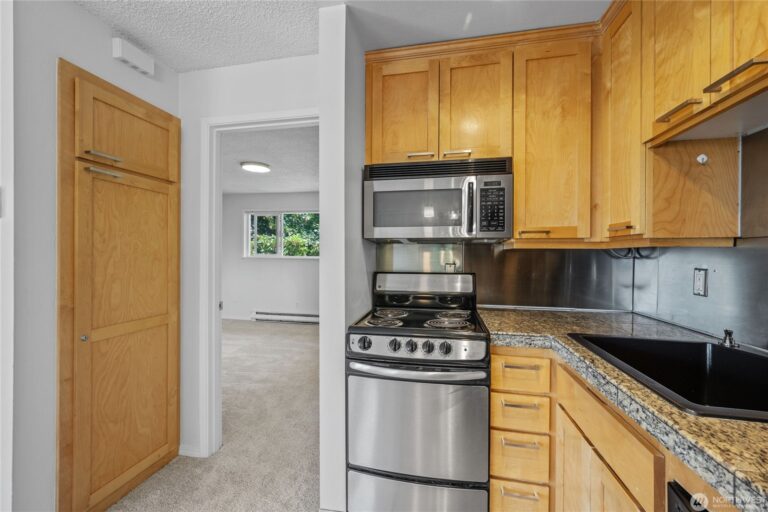 604 N 3rd Kitchen 768x512