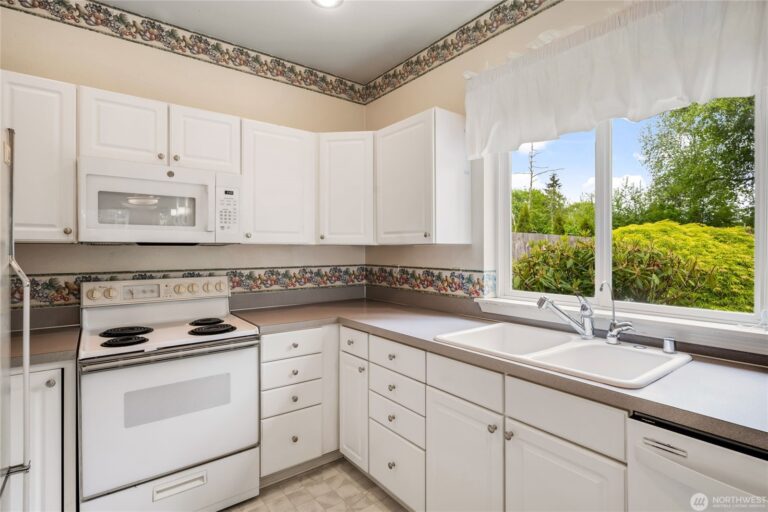 6613 109th St Ct East Kitchen 2 768x512