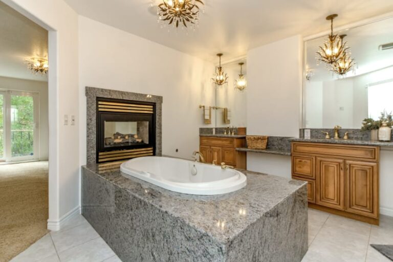 7033 Phillips Rd SW Lakewood WA 98498 Bathtub 768x512