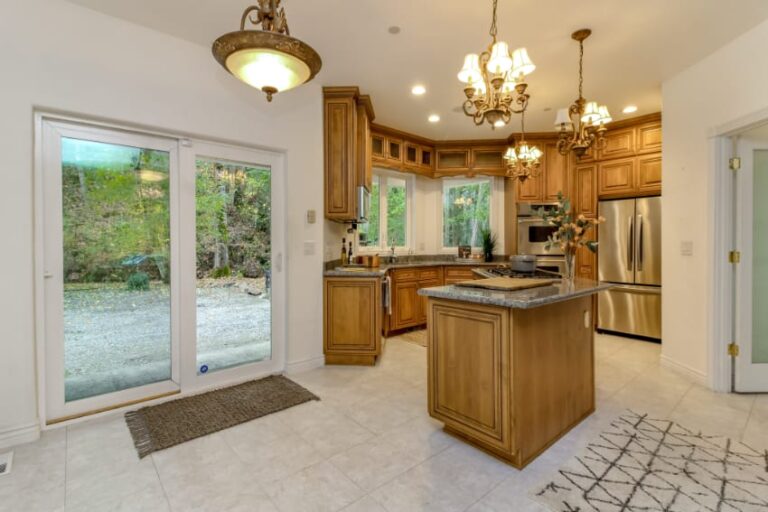 7033 Phillips Rd SW Lakewood WA 98498 Dining 768x512