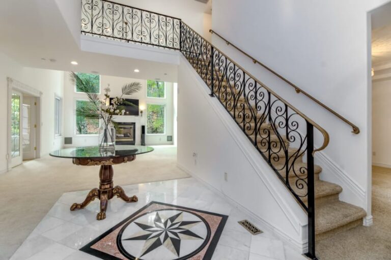 7033 Phillips Rd SW Lakewood WA 98498 Entry 768x512