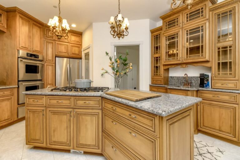 7033 Phillips Rd SW Lakewood WA 98498 Kitchen Island 768x512