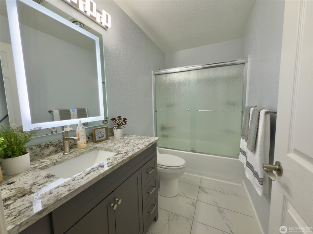 9639 Summerfield Ct SE Olympia Primary Bathroom 1024x768